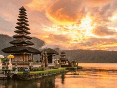 Jangan Ngaku ke Bali Jika Tidak Mampir ke Pura Uluwatu
